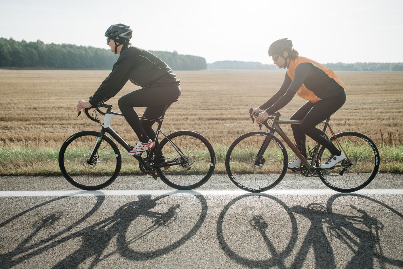 Radfahrerin mit Helm auf einer Strecke in Österreich