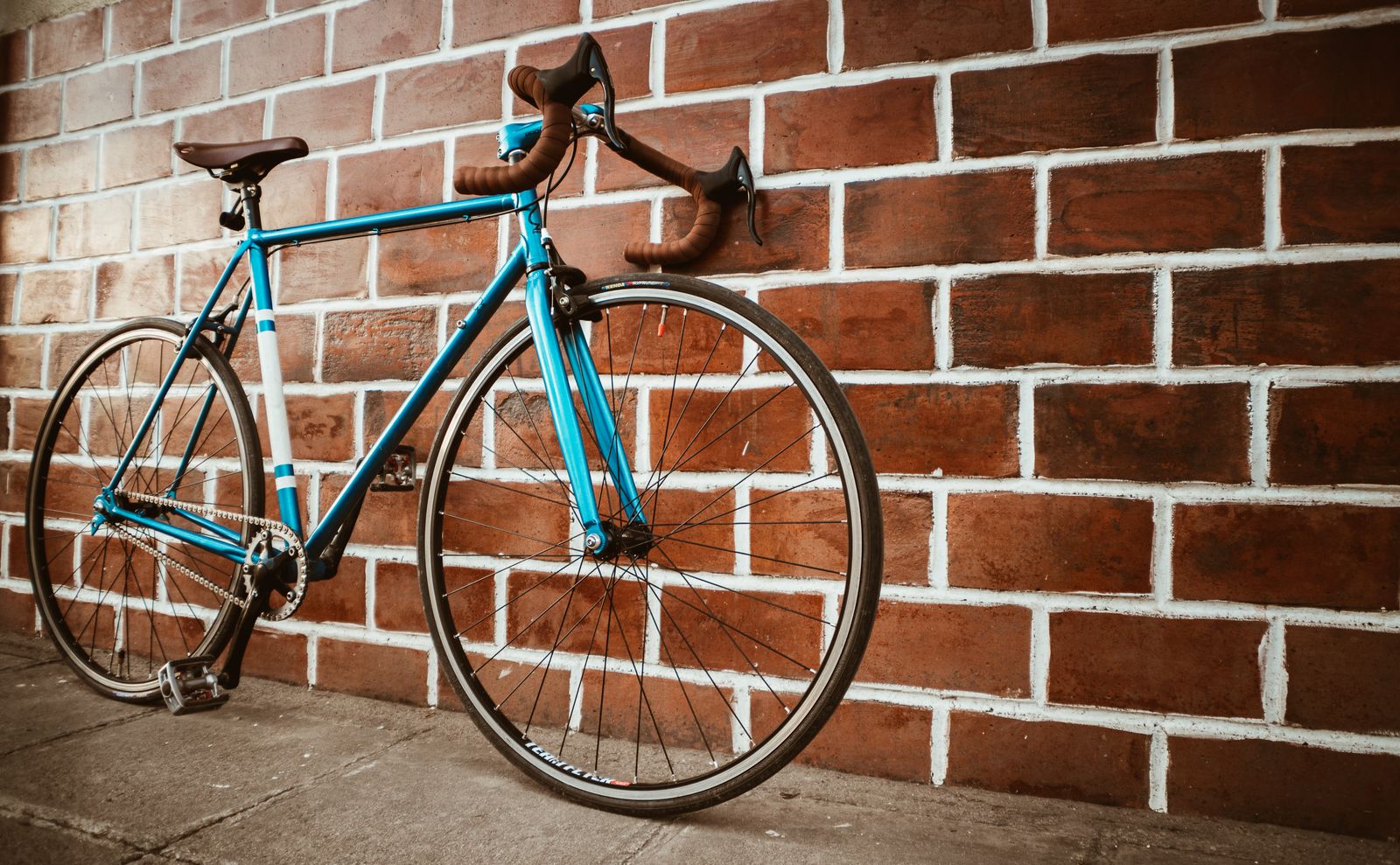 Mountainbike im Gelände als Beispiel für Schotterfahrt