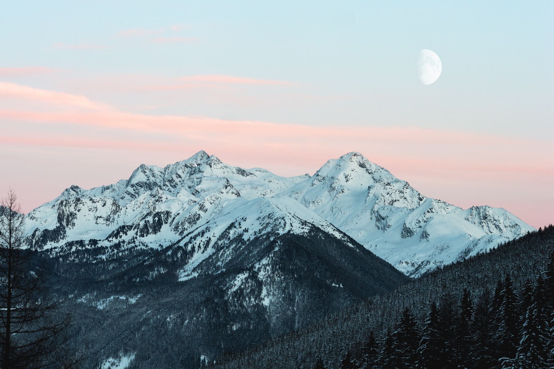Bergkamm über Wolken, Voralpenstimmung